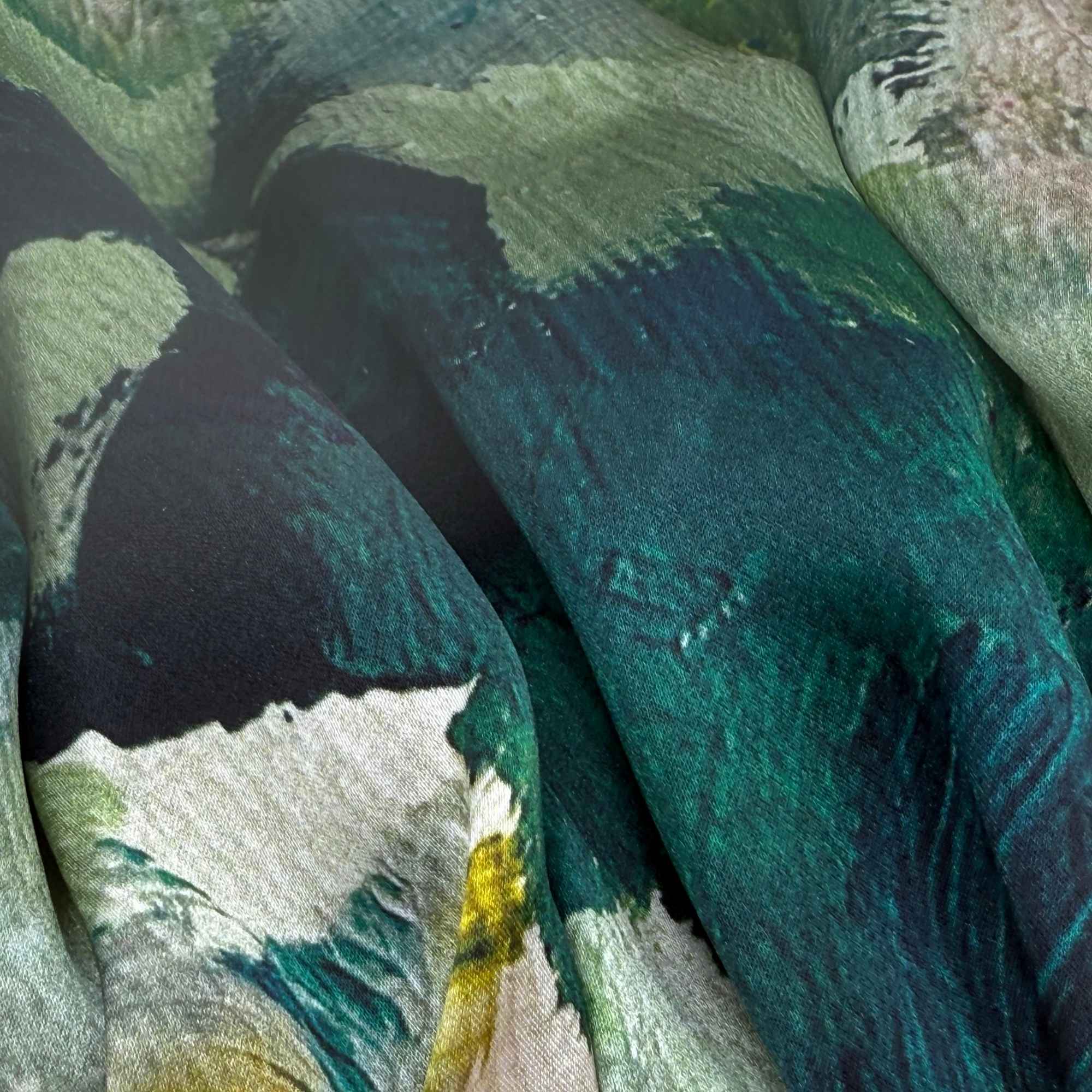 a close up of the pattern on the adjustable tie-able mulberry silk bonnet