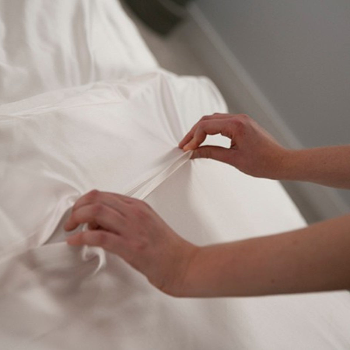 showing concealed zip of an ivory 25 momme silk duvet cover