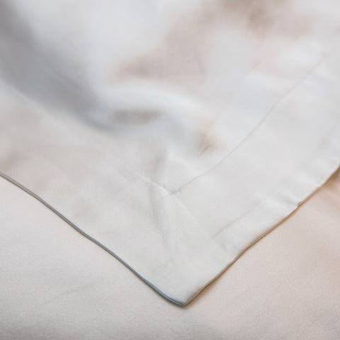 corner flange of an ivory oxford 25 momme silk pillowcase