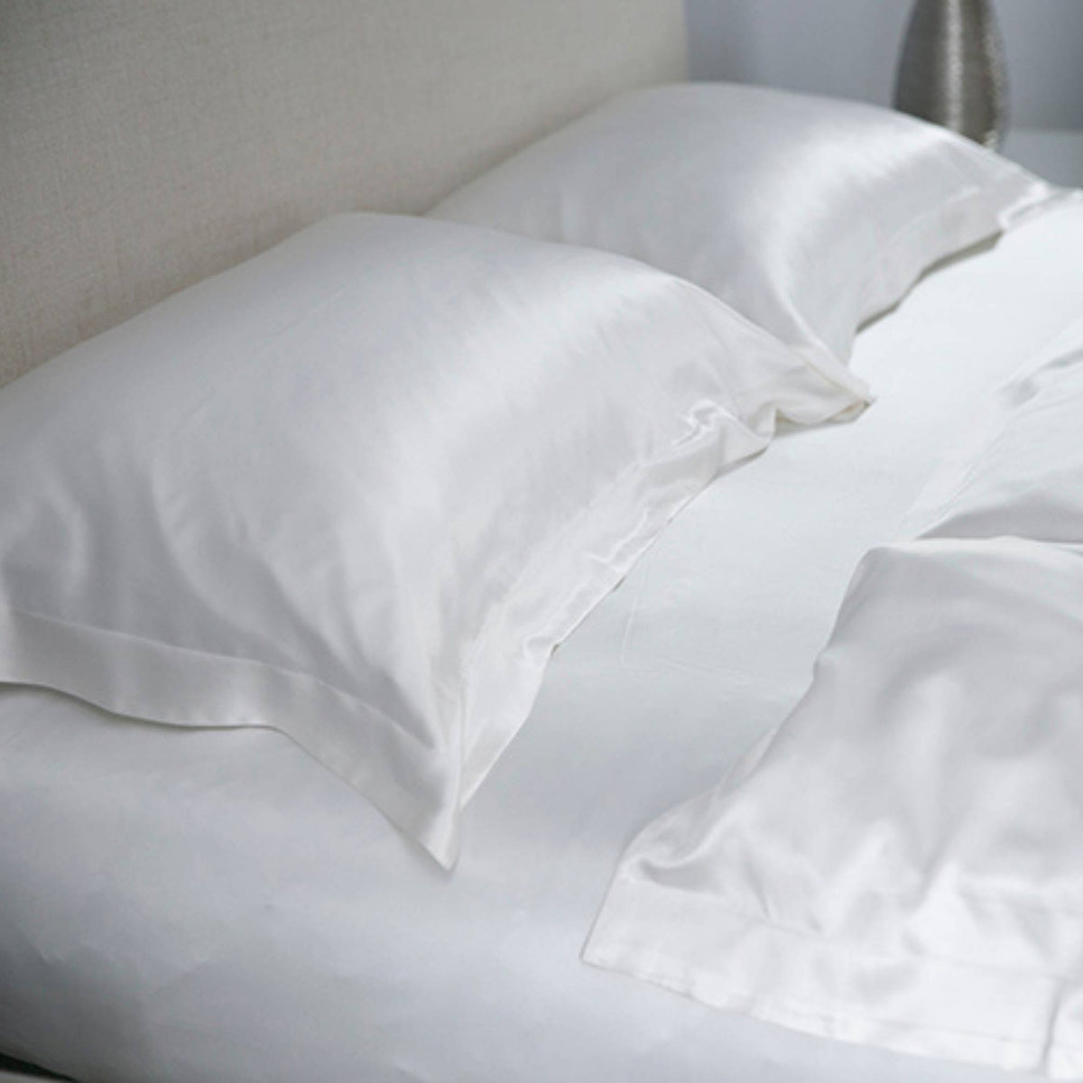 ivory oxford 25 momme silk pillowcase on a silk sheet