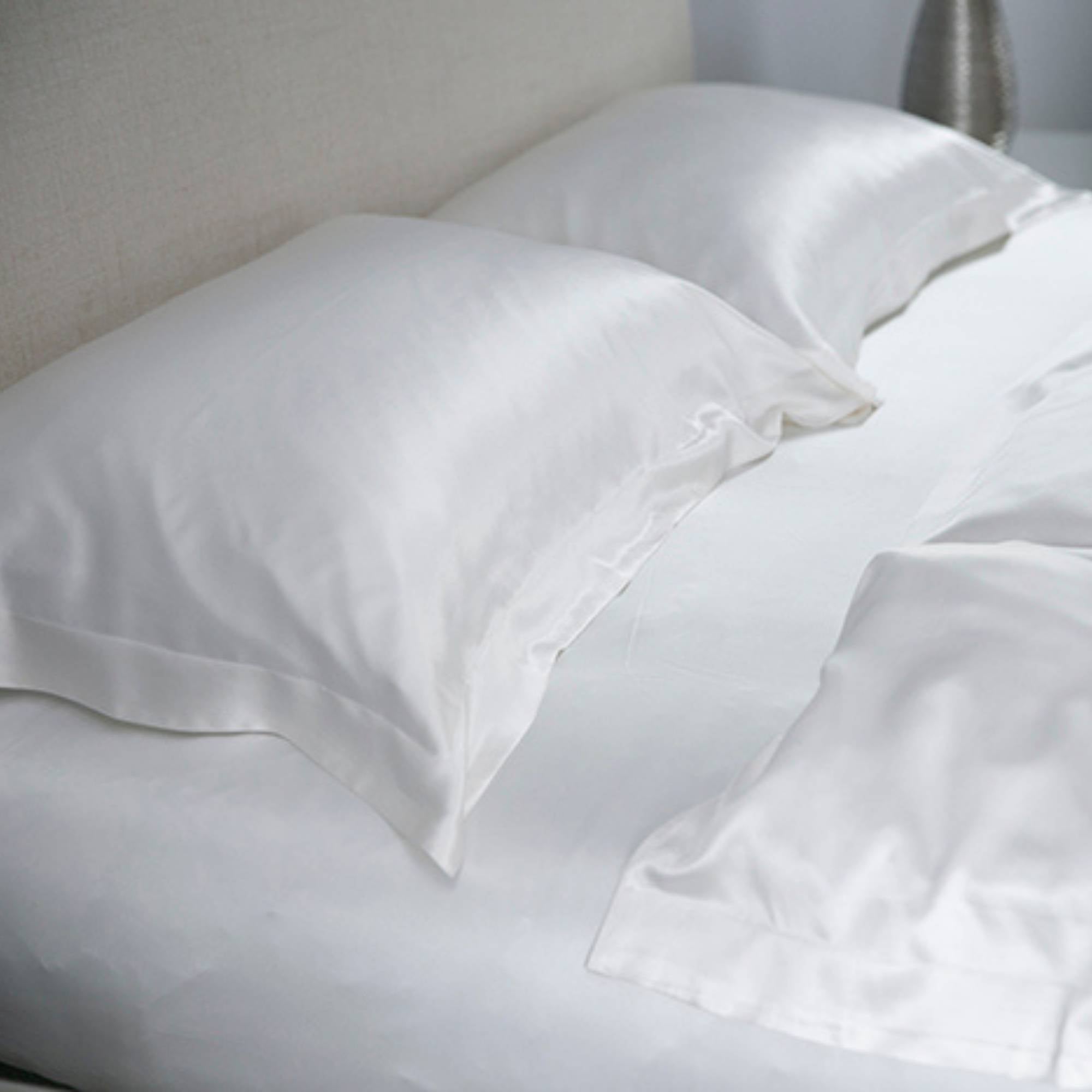 ivory oxford 25 momme silk pillowcase on a silk sheet