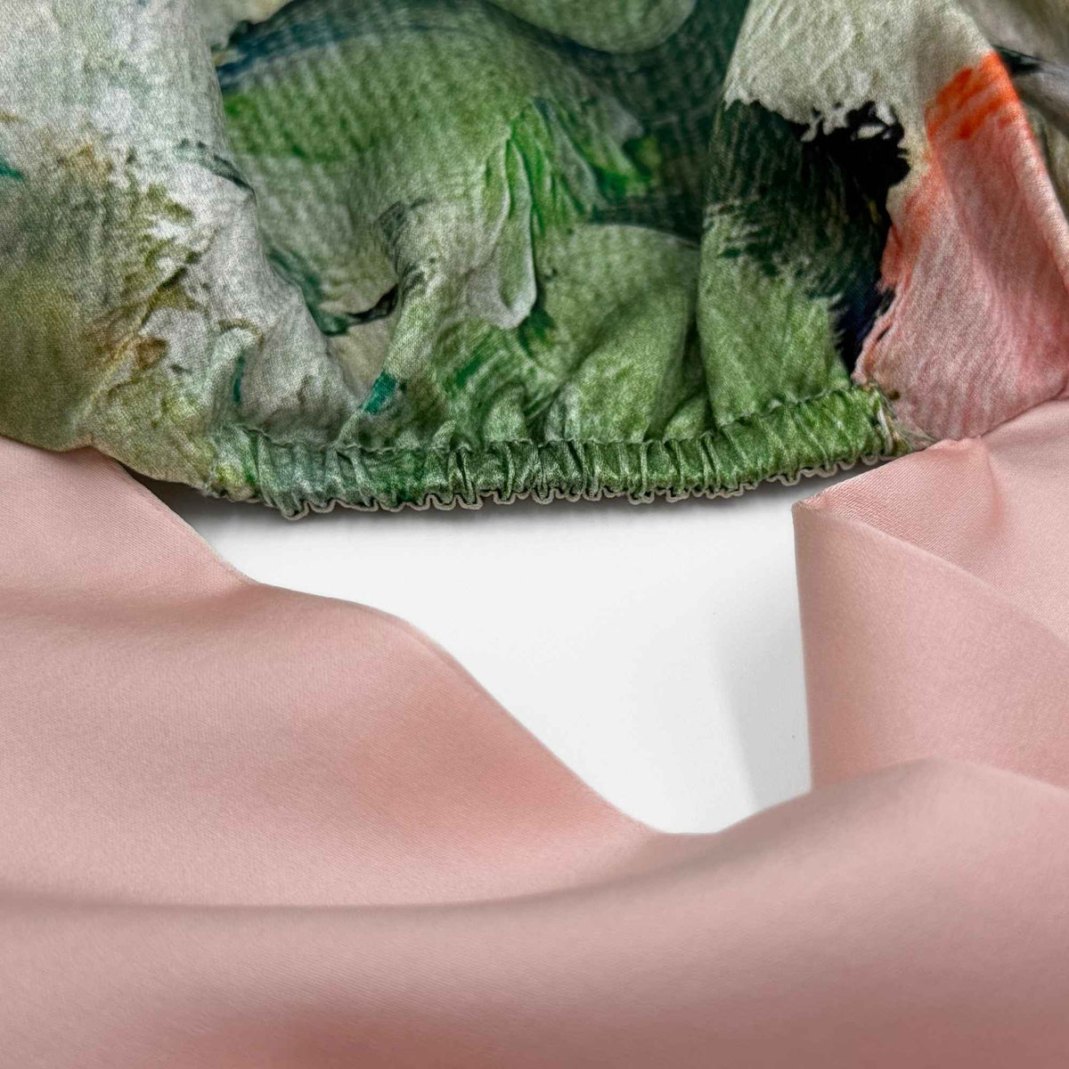 close up of the elasticated rear of the tie silk bonnet