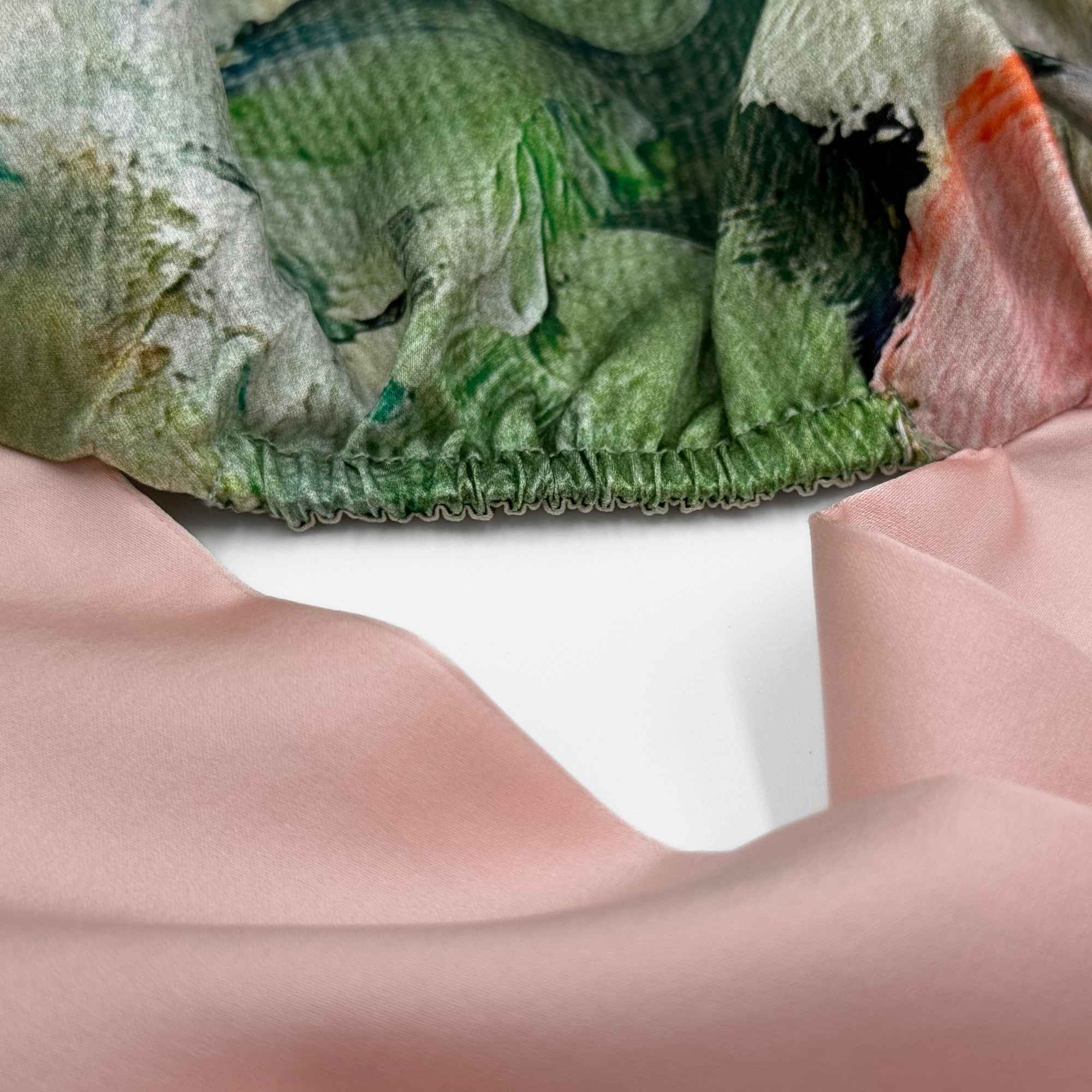 close up of the elasticated rear of the tie silk bonnet